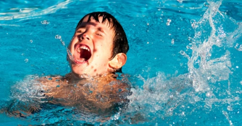 小宝宝「整颗头沉到水里疯狂挣扎」妈妈却在一旁冷眼旁观!