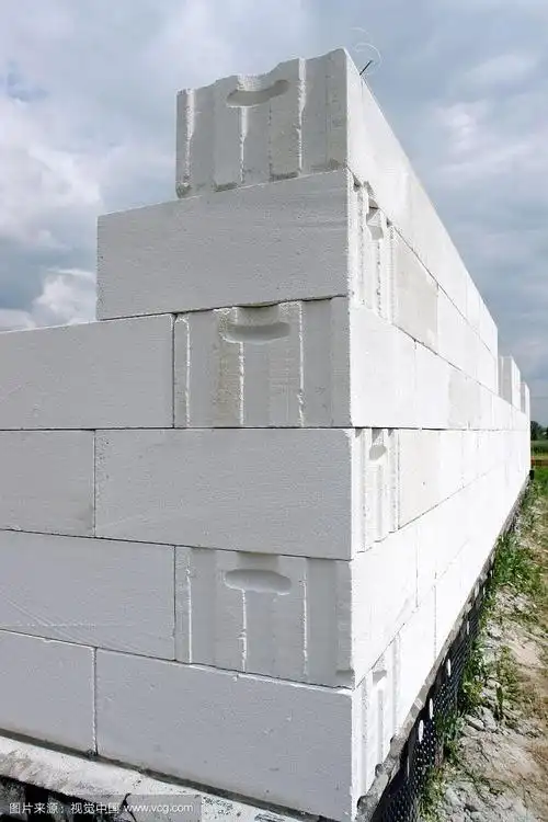 白色砌块墙