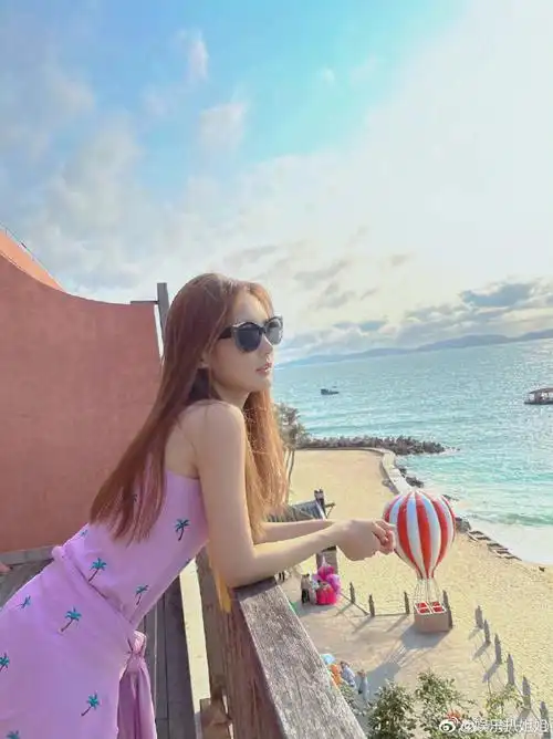 李一桐晒沙滩照#李一桐晒度假美照,紫色椰树针织装青春活力,带着木档