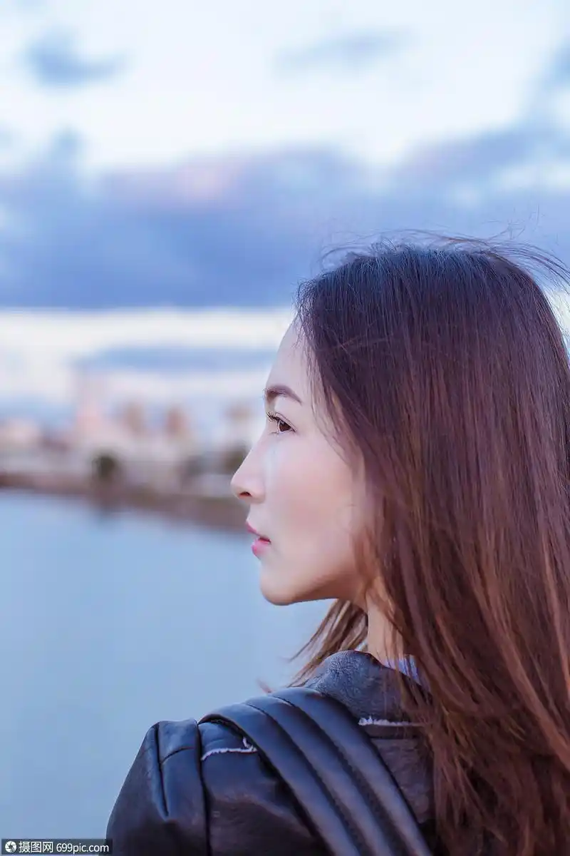 冷酷女人美丽侧脸