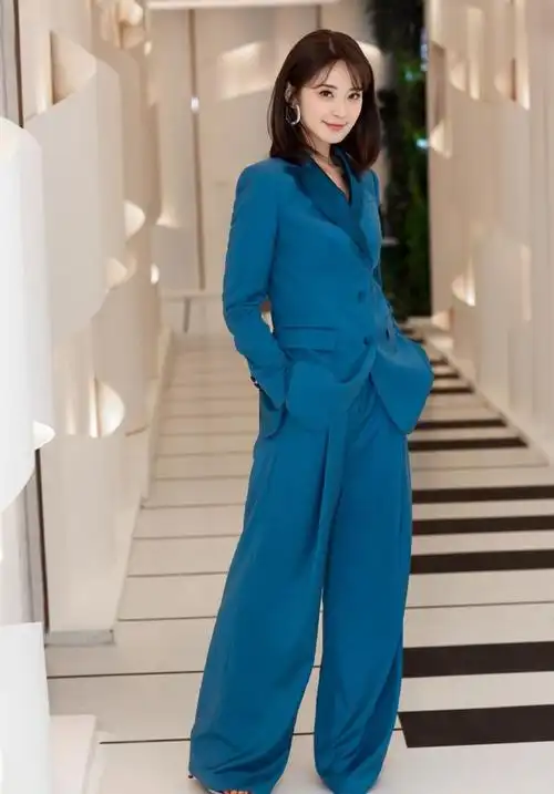 湖南台美女主持刘烨,黑白高开叉裙撞衫"纯妃"稳赢,笑起来真甜