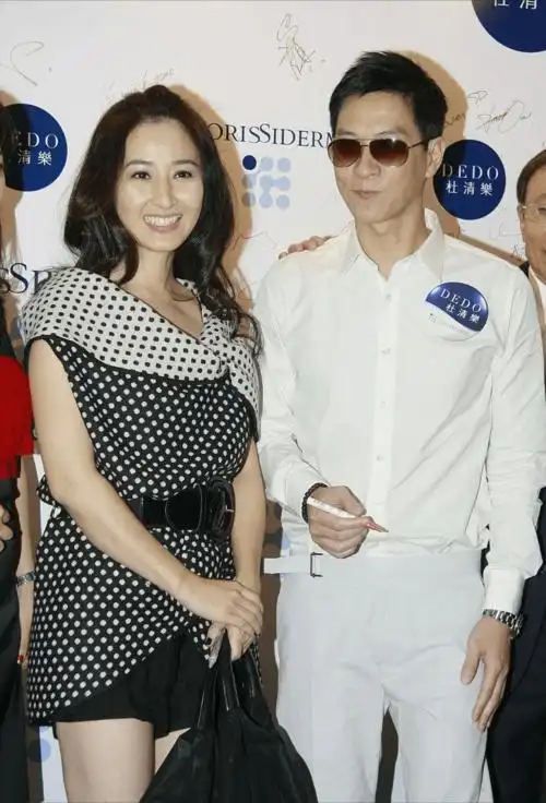 张家辉老婆不是俗人明星颜值穿高级礼服曲线凹凸气质好成熟