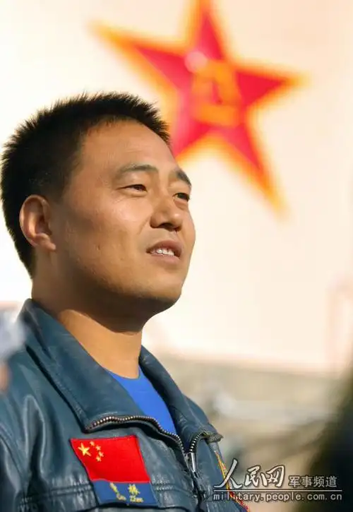 空军八一飞行表演队现任队长曹振上校(2010年11月2日摄)