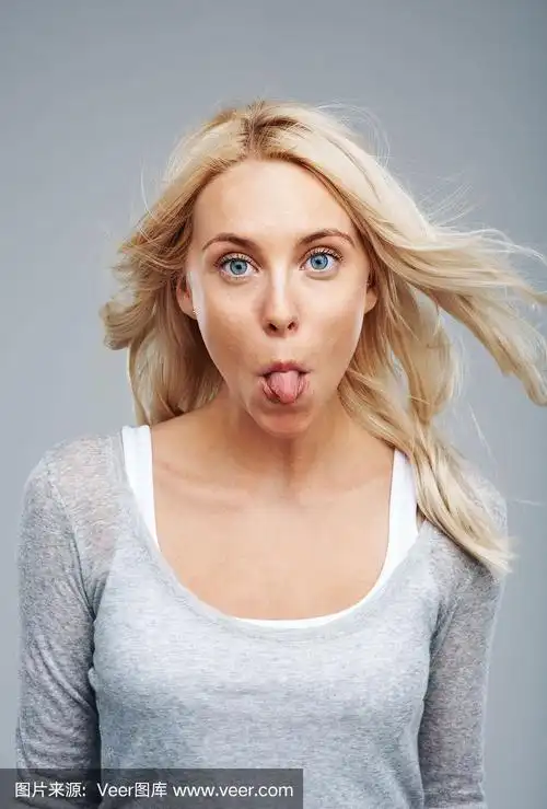 灰色背景上的女人,吐着舌头