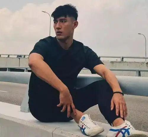 名校毕业的新加坡男模,完美侧脸让人小鹿乱撞,你心动了吗?