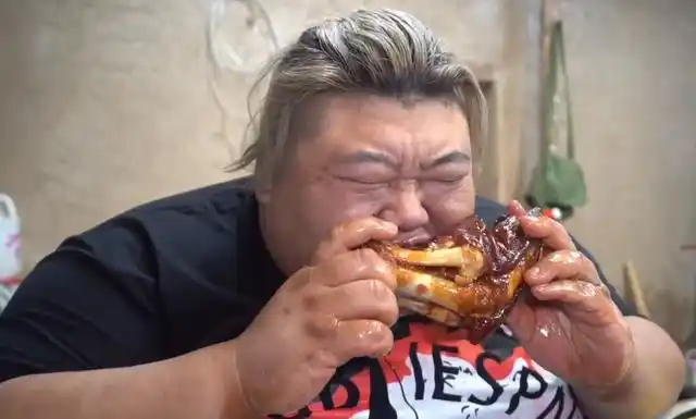 600斤胖猴仔大口吃肉,猪蹄一分钟一个,网友:可不敢这么吃