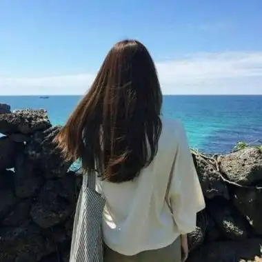 女生长发背影头像唯美最新精选 波浪起伏的秀发一直飘荡我心 第3张