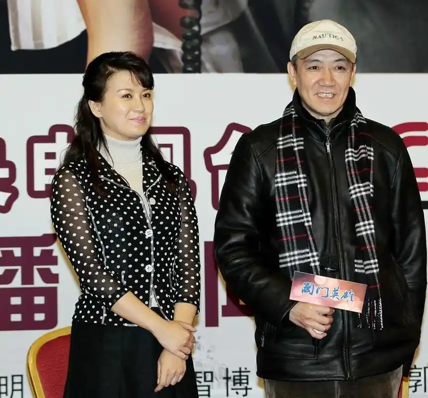 李幼斌夫妇同框挺和谐,两人都穿黑色,妻子史兰芽穿波点挺显嫩