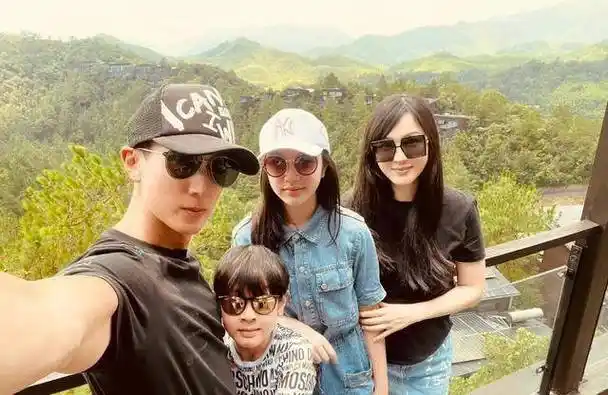 吴尊晒一家四口合照,女儿撞脸妻子林丽莹,儿子和爸爸一模一样