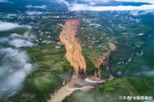 现场组图:湖北恩施沙子坝山体滑坡
