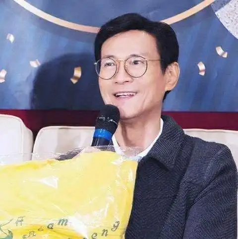 因为拍摄《楚留香传》红了,成名后先和老婆离婚,如今生活很滋润