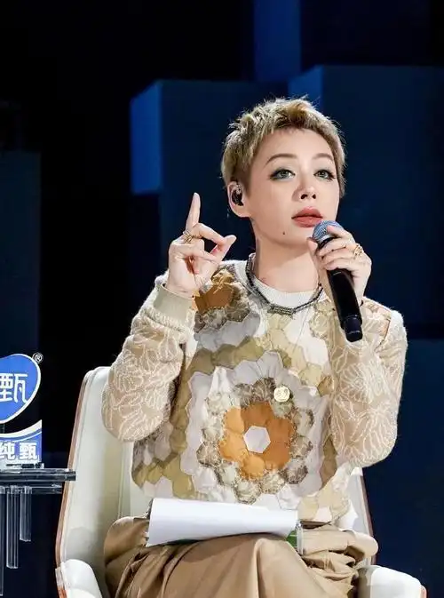 看宁静创造营如何称霸全场潮短发个性十足穿靴子大秀美腿