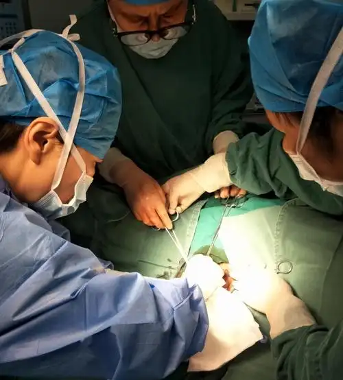 金西院区急诊科吗?我老婆就要生了,孩子的头都露出来了