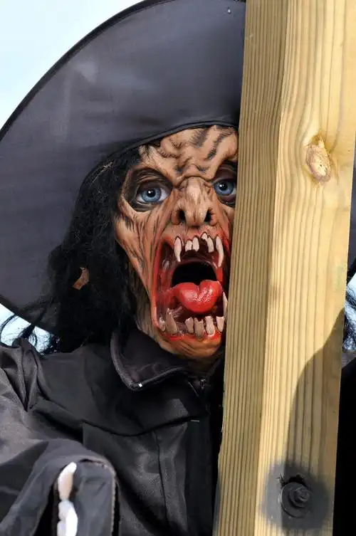 女巫尖叫,尖叫中的巫婆的脸近距离视图