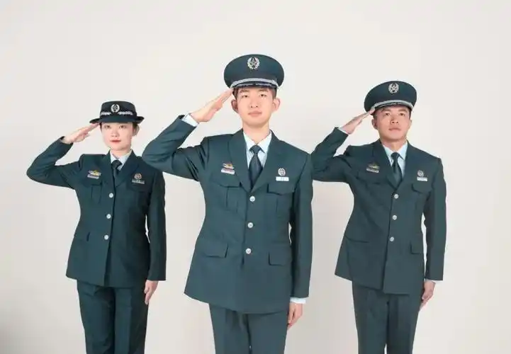 文职人员是指从事军事人员管理和专业技术工作的非现役人员,是军事