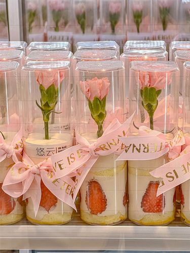 网红母亲节蛋糕装饰手捧玫瑰花康乃馨玫圆心直筒杯草莓慕斯杯