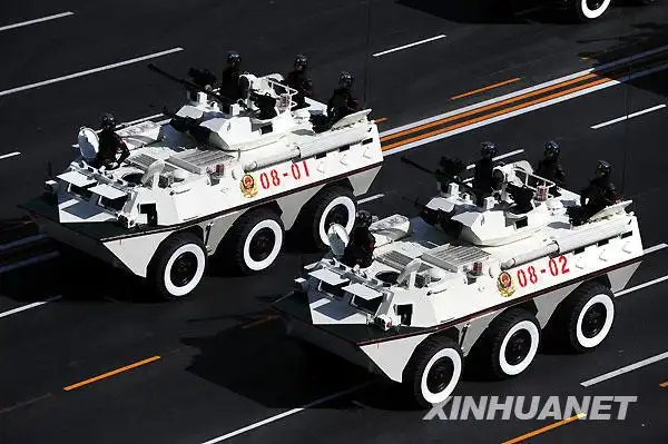 武警装甲车方队驶过长安街