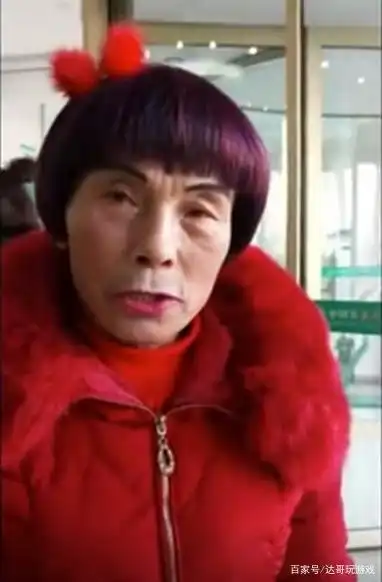 77岁大爷男扮女装跳广场舞,大妈们自叹不如!