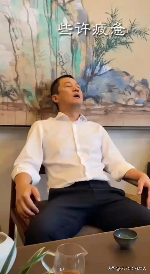 67李亚鹏又晒下厨视频被冻结7千万后49岁在豪宅院子种菜