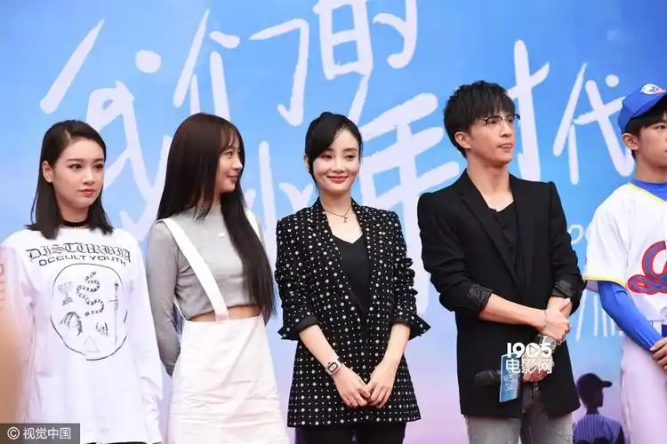 李小璐与薛之谦贴耳热聊 tfboys首合体演电视剧