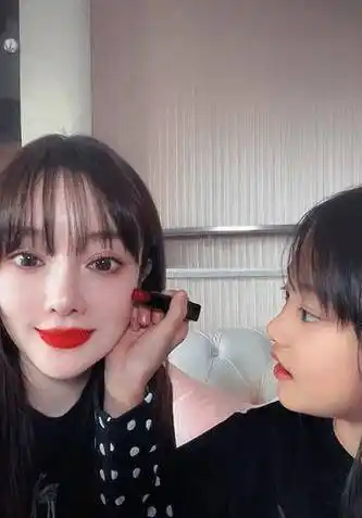 原创李小璐和女儿互涂口红甜馨侧颜不输妈妈滤镜却遮不住真实肤色