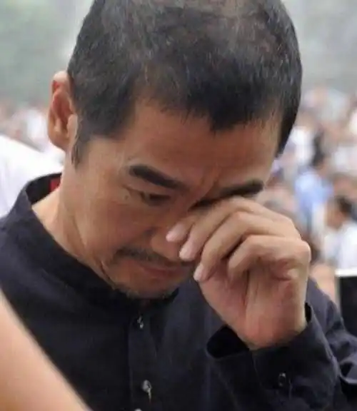 张国立与罗秀春离婚34年,他二婚有烦恼,她至今单身牵挂儿子_邓婕_张默