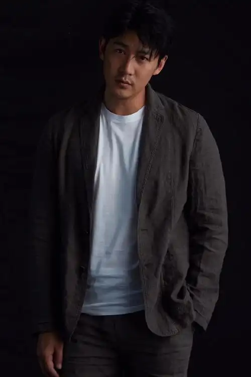 陆毅新剧造型变大叔,留着胡渣脸上的沧桑感超man