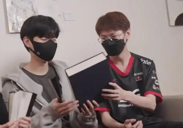 meiko和deft两人相见互送祝福!送出昔日edg老队服!淀粉泪目!