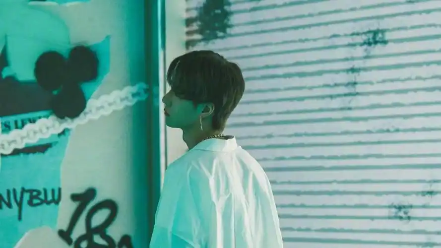 阳光少年王一博帅气街拍写真,高清壁纸图片,大陆明星-回车桌面