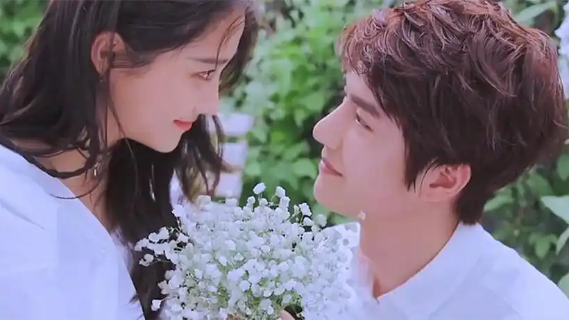 王一博一把搂住关晓彤,谁注意王一博手上动作?细节看人品