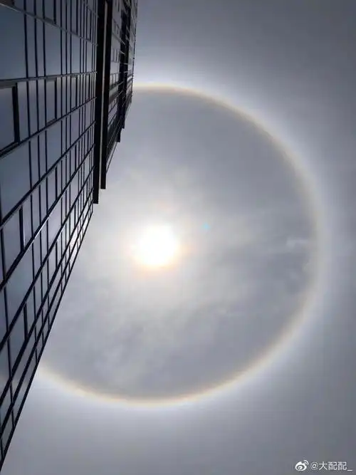 快抬头看成都天空出现巨大日晕预示
