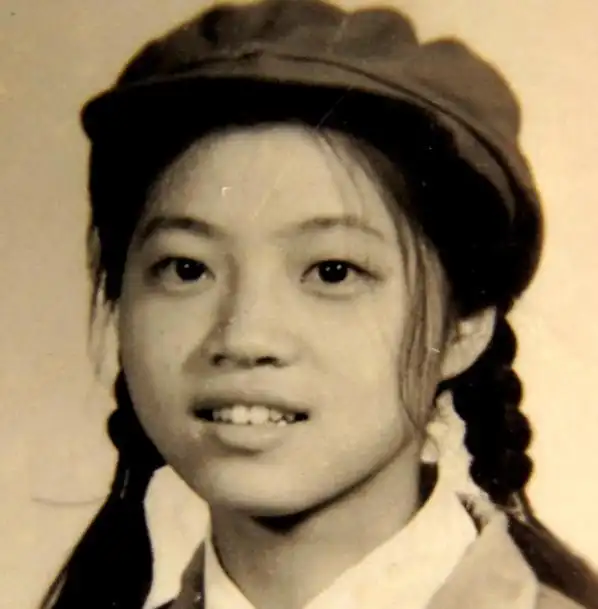 70年代女知青农村旧照,最后一张照片颜值秒杀当今很多女明星