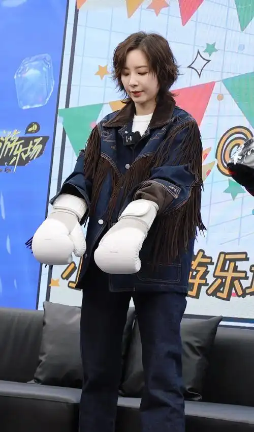 李斯丹妮回应女alpha##李斯丹妮为粉丝画演唱会妆容