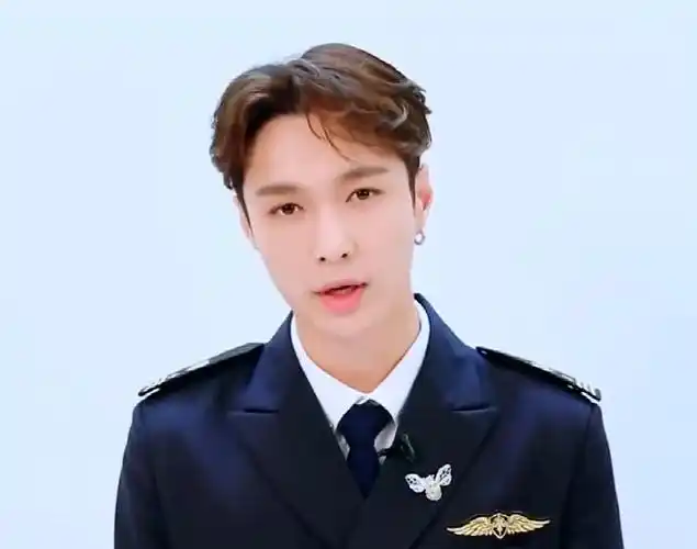 穿制服的男明星有多帅,看张艺兴你就知道了