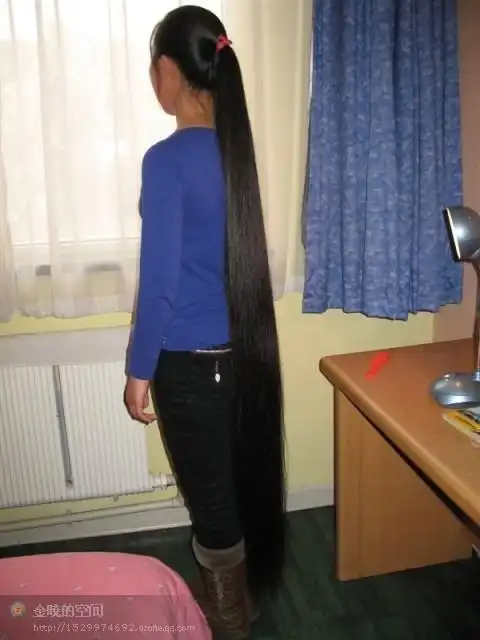 长长的马尾拖地了