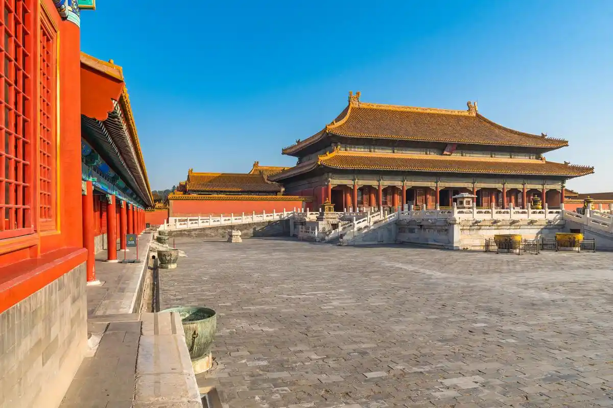 [并不简单]  我们在逛故宫的时候都知道乾清宫是皇帝的寝室,然而在它