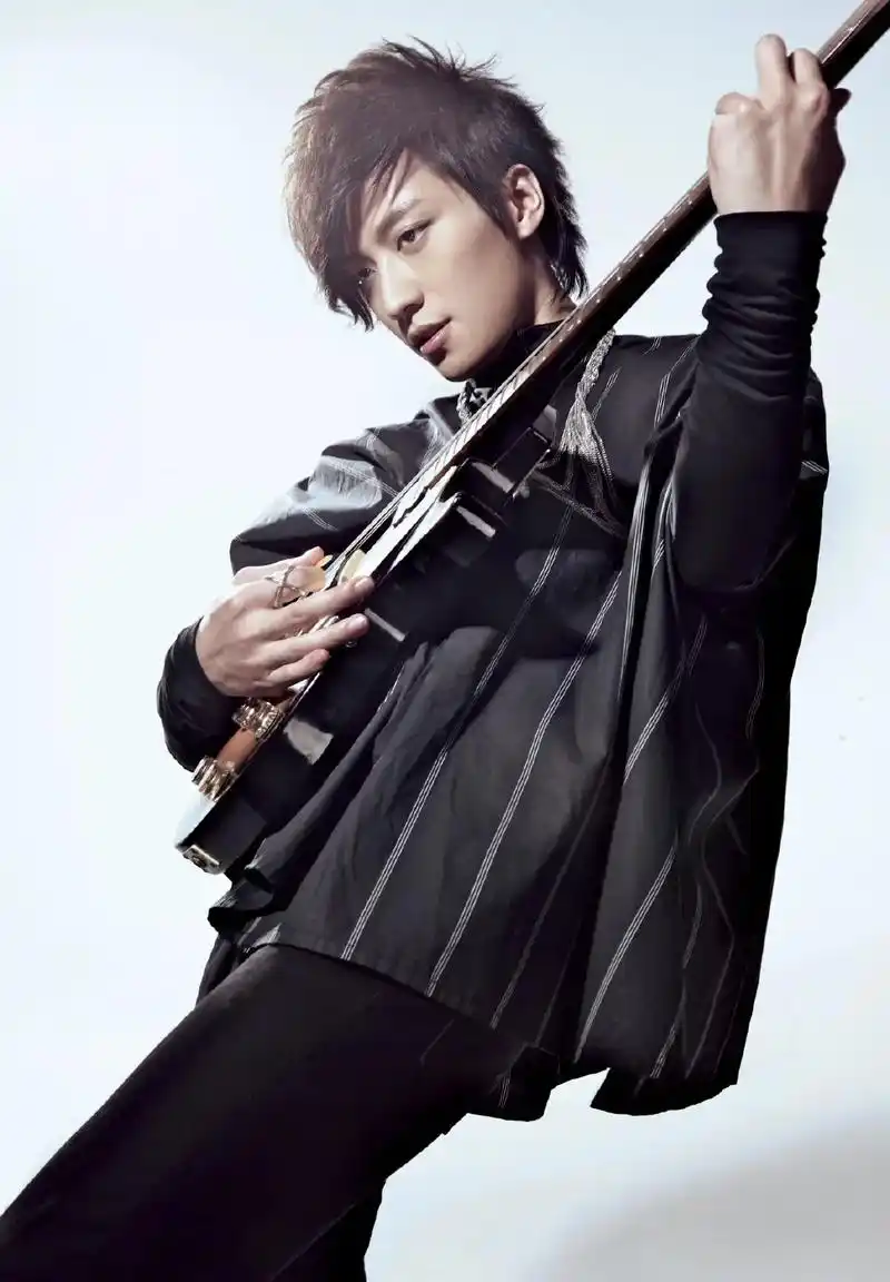 帅气的kimi.我最爱的三张照片也是我的手机屏保和锁屏壁纸和 - 抖音