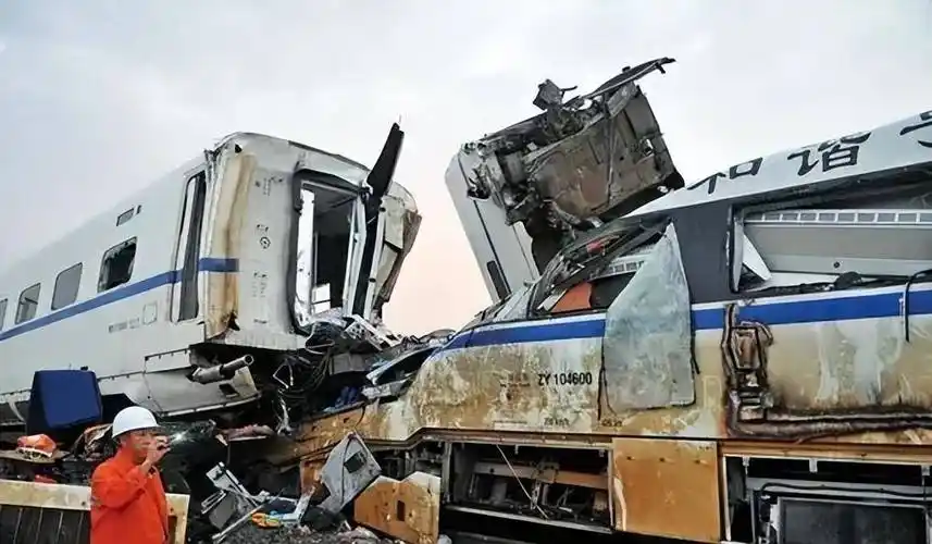 原创11年前温州动车事故中失去父母幸存下来的小伊伊如今怎么样了