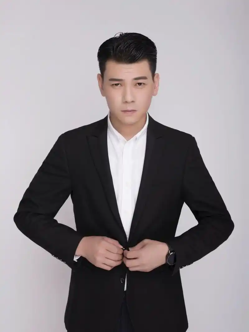 多人需要,一张好看的头像会给人完美的第一印象 男士形象照与女性不同