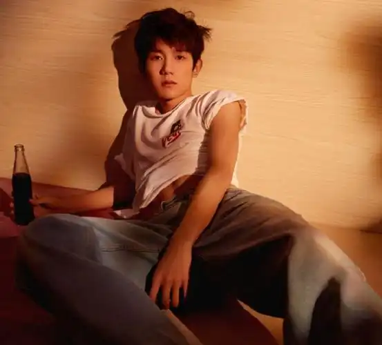 王源现身拍杂志有谁注意他隐约露出来的腹肌网友怒叹长大了