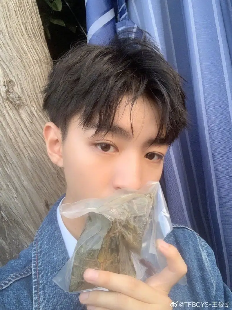 消息王俊凯清晨发自拍举粽祝考生们高粽