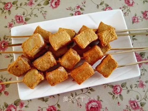 把鱼豆腐串在竹签上,一串4块