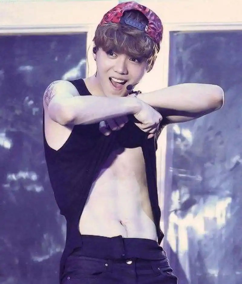 《跑男》兄弟团身材,郑凯肌肉多,王祖蓝妖娆,鹿晗秀腹肌!