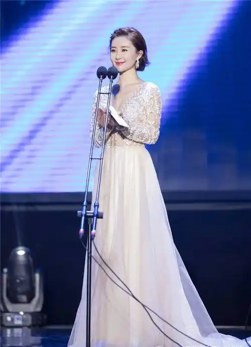 34岁舒畅大变模样,穿深v镂空裙出席活动,精致脸蛋太抢镜_裙装_服装