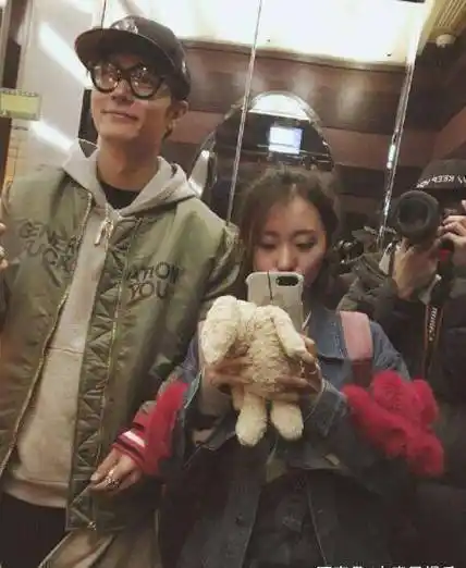 洪欣近况憔悴无笑容,深夜删与张丹峰合影,前夫却心情大好学书法