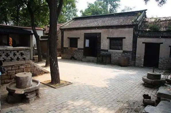 焦裕禄故居,属市级文物,陈列着他用过的农具,外墙标语平实庄重