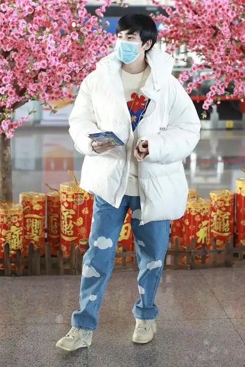 胡先煦街拍:"牛年"毛衣云朵图案牛仔裤nike aj5 x ow球鞋可爱弟弟