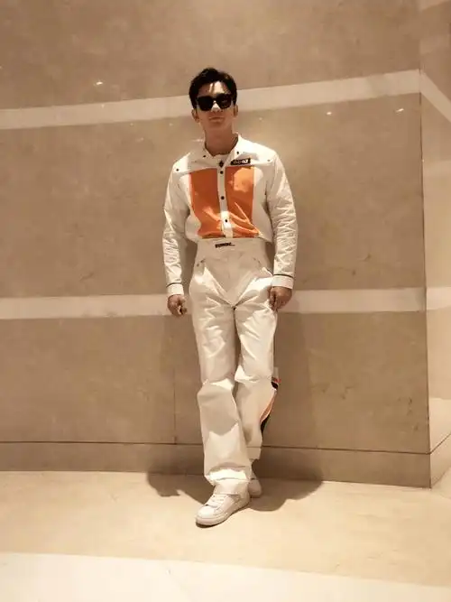 李晨状态满分开录《奔跑吧》 近期亮相造型清爽减龄又时尚_身材_黑色