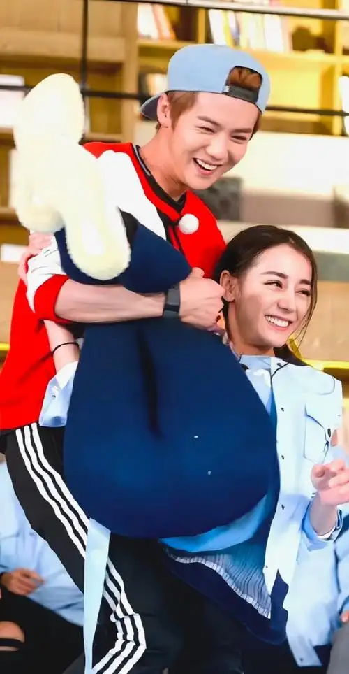 鹿晗居然公主抱抱着迪丽热巴,而且还是这个角度面对镜头,这也太