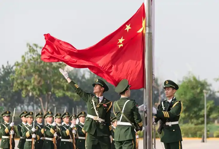 国庆升旗仪式为新中国庆生组图